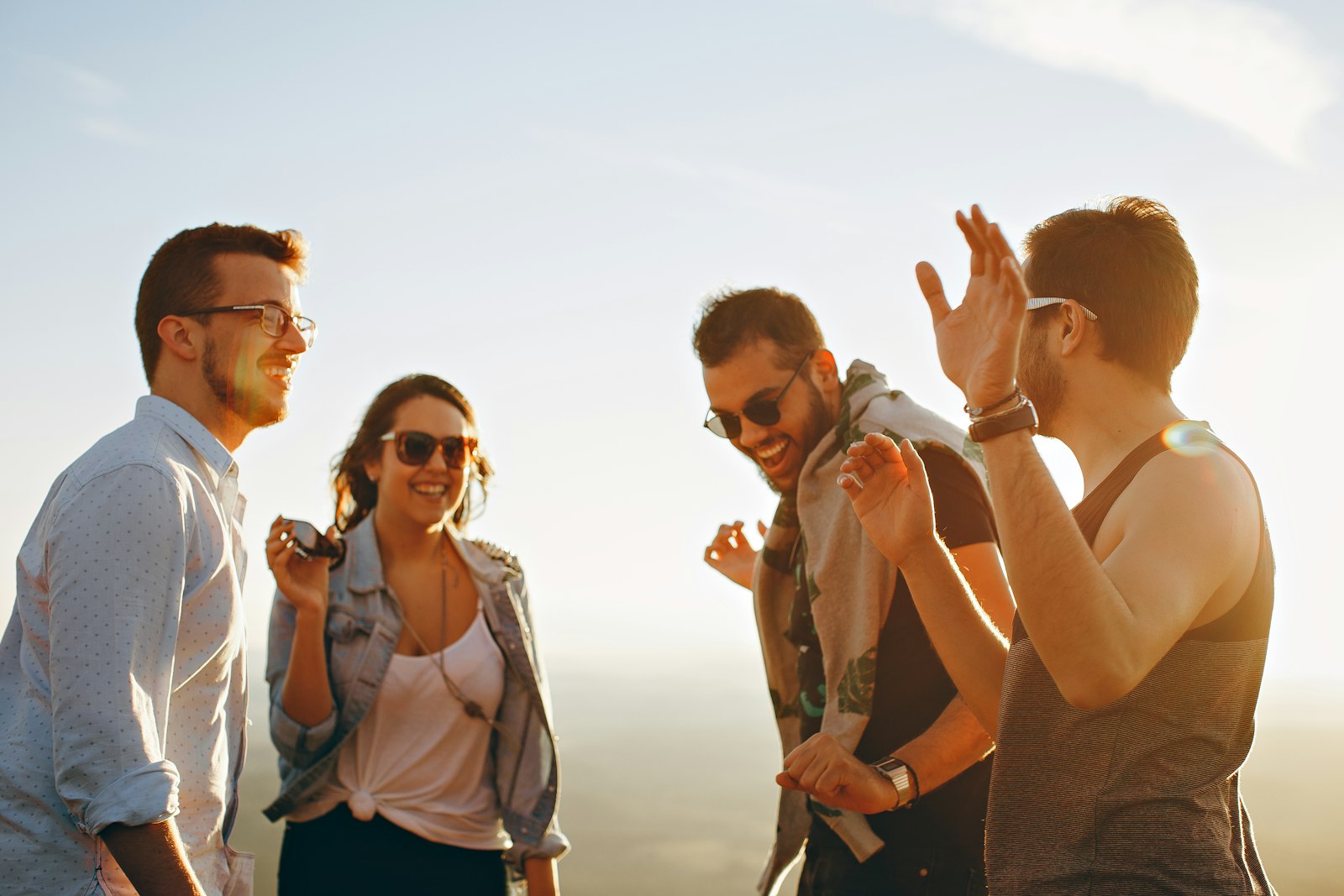 Eine Gruppe lacht gemeinsam bei Tageslicht im Freien